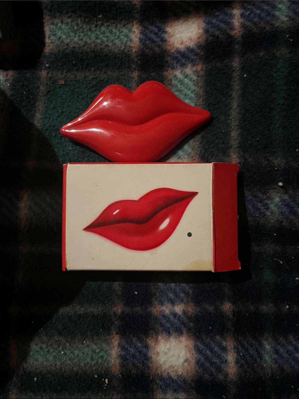 Vintage 1970s Avon KISS 'N MAKEUP Lip Gloss Compact Red Lips Novelty With Box